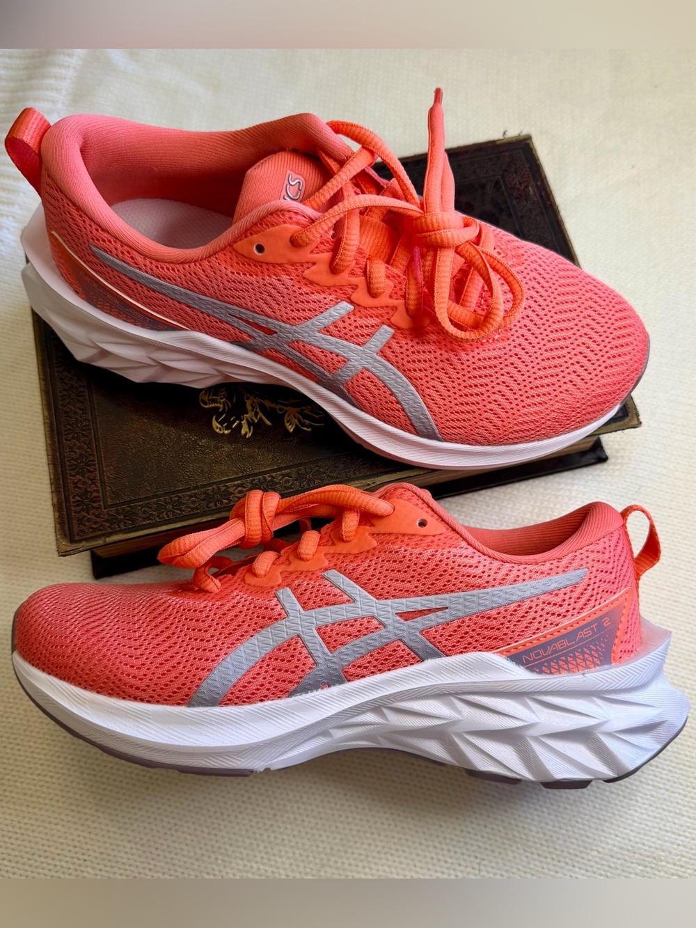 ASICS Novablast 2, (Grade School) Size 2.5Y NWOT